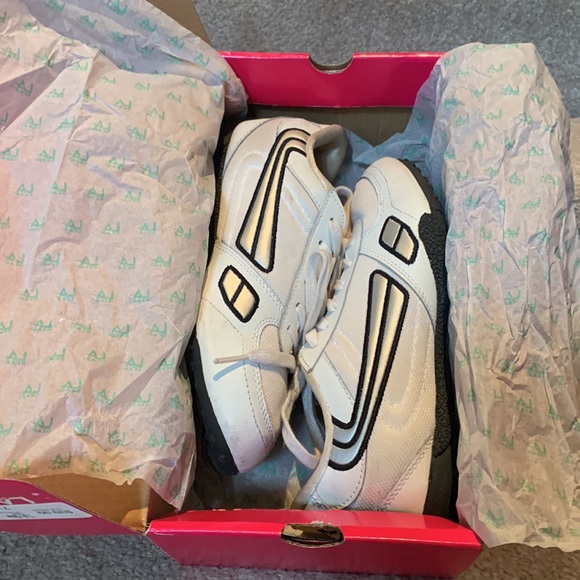 Awesome pair of LA Gear black/white jogger shoes. Size 7 1/2. Gently worn. - Picture 9 of 9